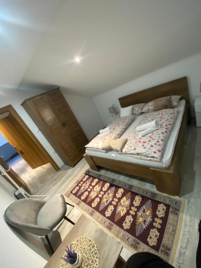 Apartman Filip Udbina Exterior photo