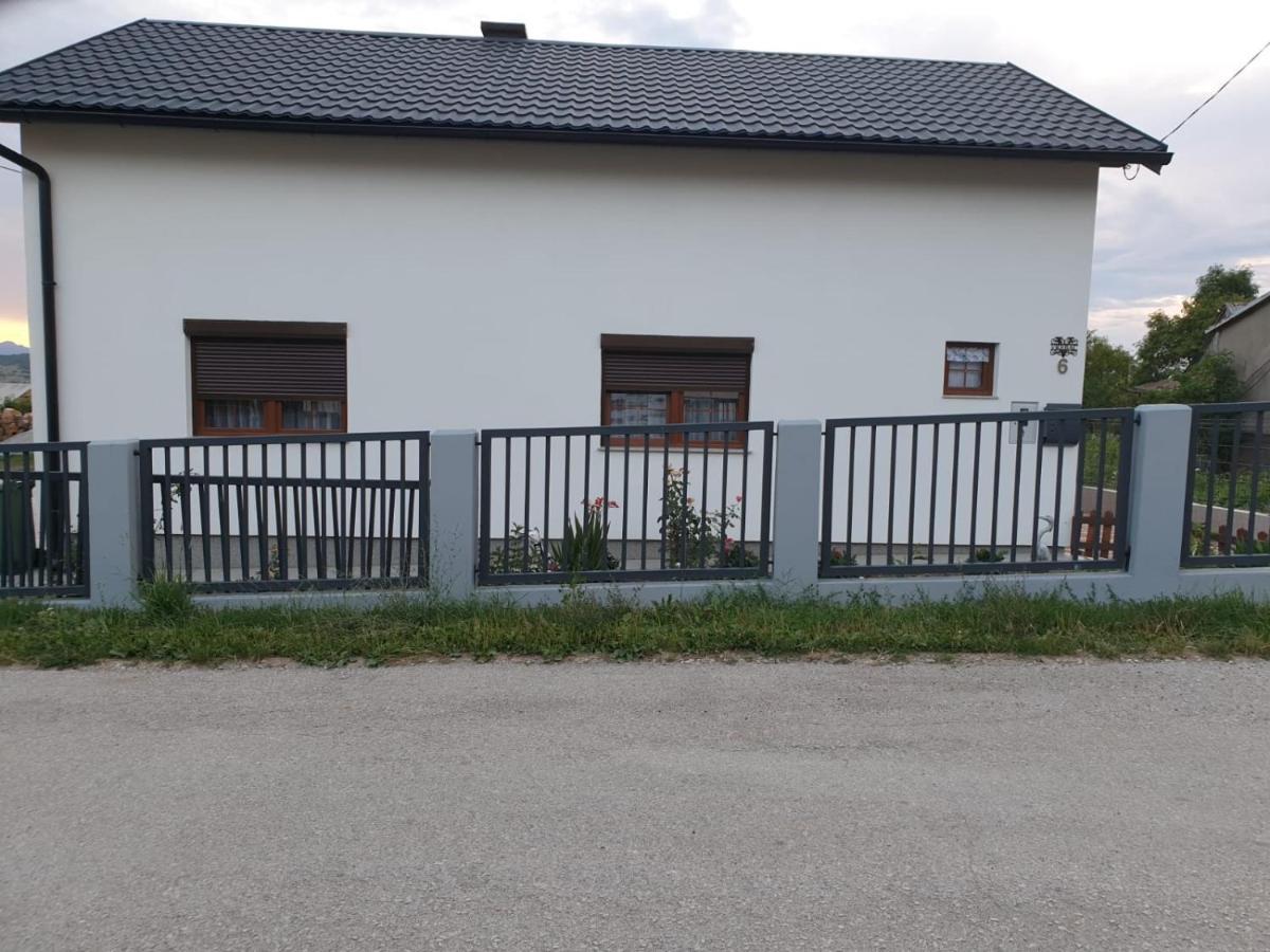 Apartman Filip Udbina Exterior photo